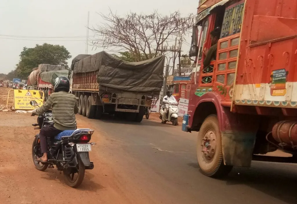 एससीमोटर्स-शिंदोळी क्रॉस रस्ताकाम संथगतीने