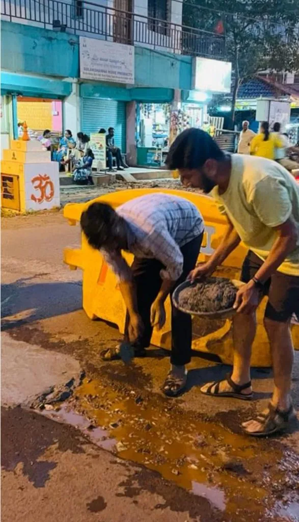 श्रमदानातून बुजविले गुडशेड रोडवरील खड्डे