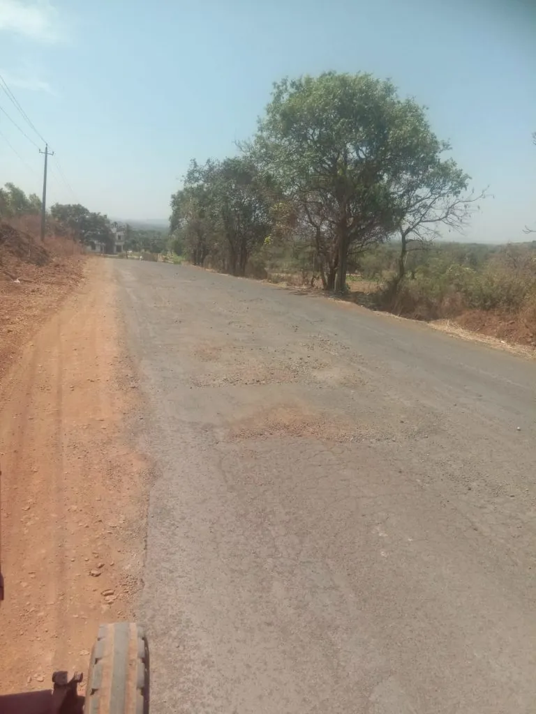 बेकिनकेरे अर्धवट रस्त्याकडे दुर्लक्ष