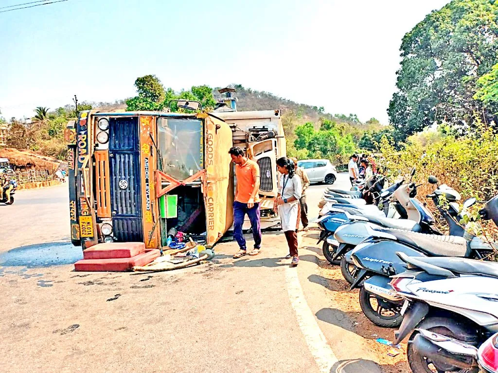 फर्मागुडी सर्कलजवळ कंटेनर उलटला