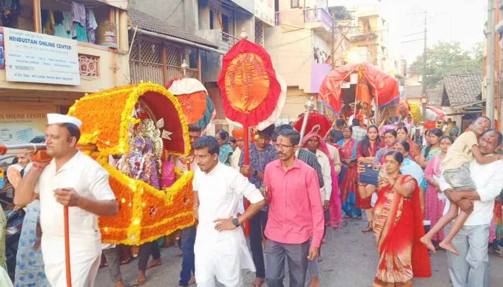 चांगभलंच्या गजरात पालखी-सासनकाठी रवाना