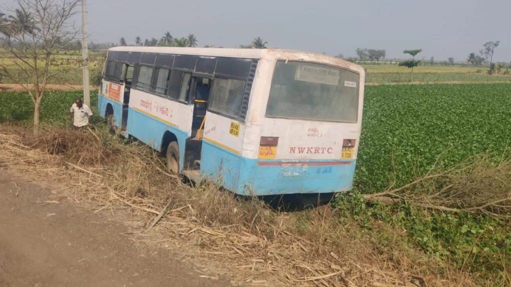 गोकाक-यादवाड रोडवर बसला अपघात