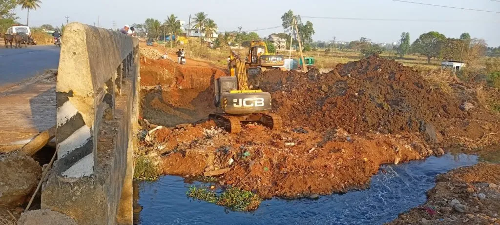 बळ्ळारी नाल्यावर पुलाच्या उभारणीला सुरुवात