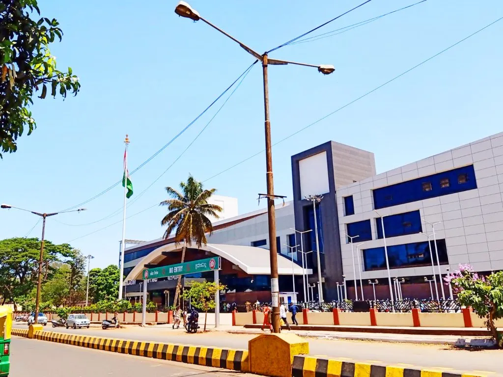 पंतप्रधानांनी उद्घाटन केलेल्या रेल्वेस्थानकासमोर अंधार