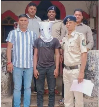 ट्रॉलरना आग लावल्याप्रकरणी अटक