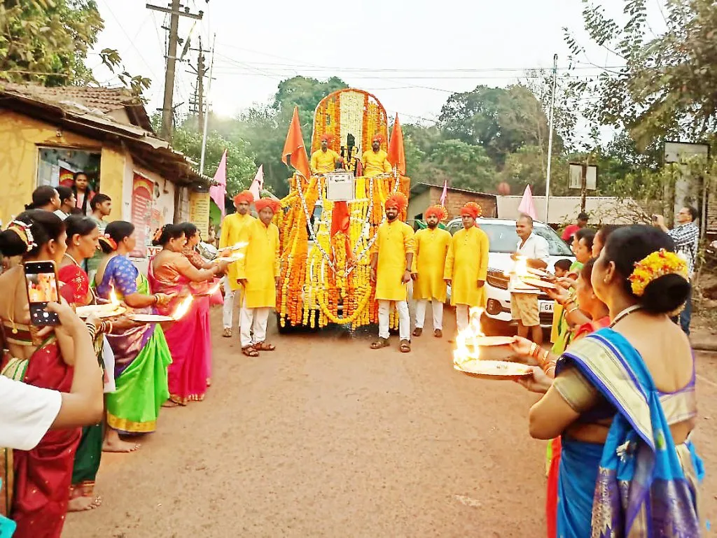 श्रीकृष्णाच्या नूतन मुर्तीच्या मिरवणुकीचे कुंडई येथे भव्य स्वागत