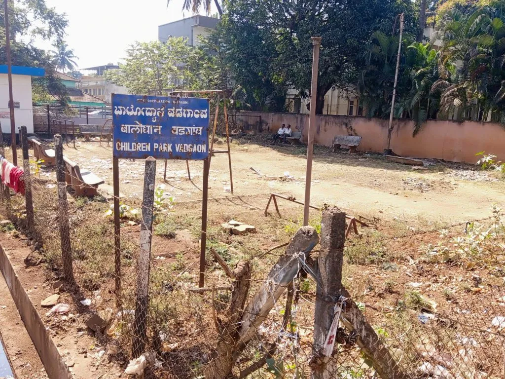 शहर परिसरातील उद्याने झाली भकास