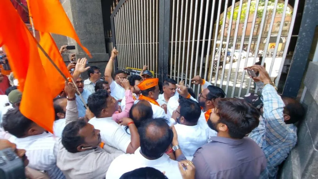 …अन्यथा काळे फासू ; कोल्हापुरात शिवसेना ठाकरे गट आणि वंचित आघाडीचे कार्यकर्ते आक्रमक