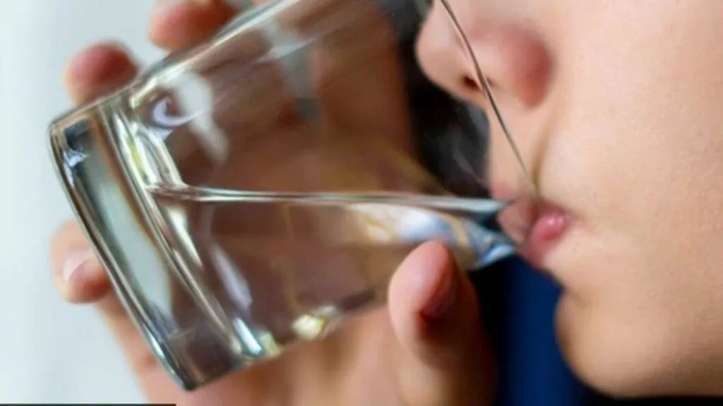 जाणून घ्या सकाळी ब्रश करण्यापूर्वी पाणी पिण्याचे अनेक फायदे