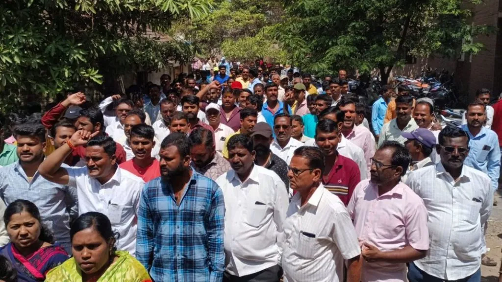 Hatkanangale : जमीनीवर लादलेले १४४ कलम रद्द करण्यासाठी कुंभोज ग्रामपंचायत व ग्रामस्थांचा तहसीलदार कार्यालयावर मोर्चा