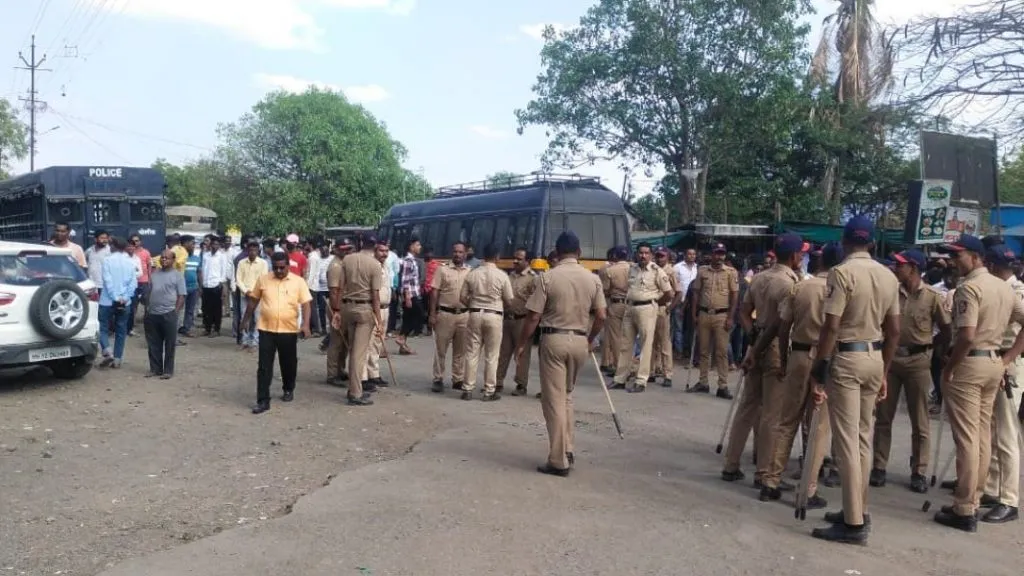 विजय ताड खून प्रकरणी चार संशयित आरोपींना सात दिवसांची पोलीस कोठडी, न्यायालयासमोरील रस्त्यावर बांगड्या फोडून निषेध