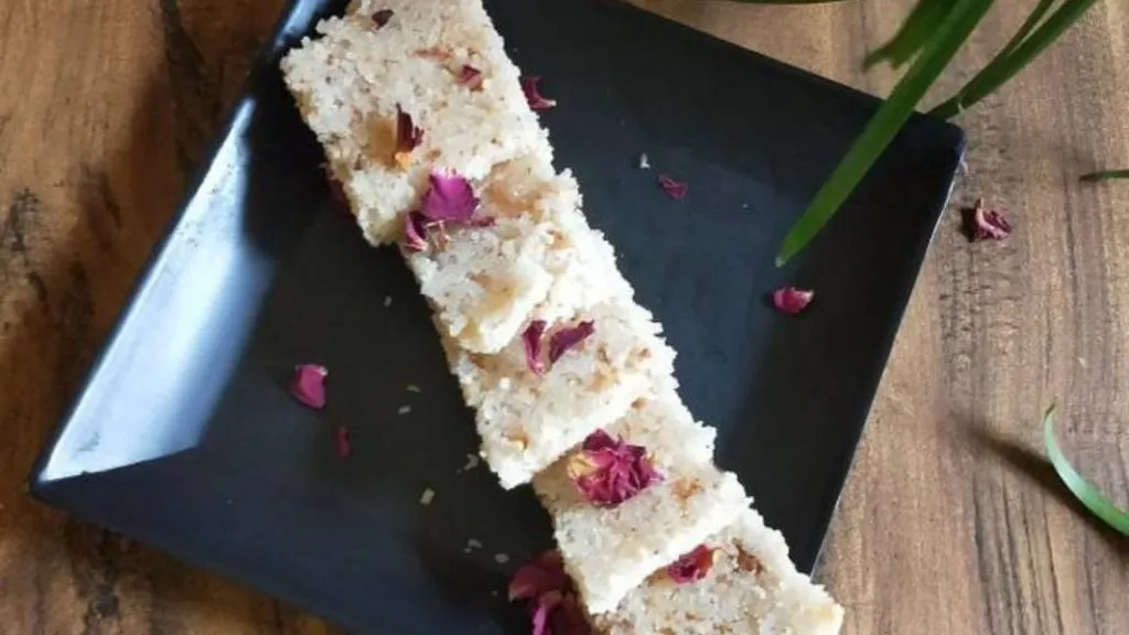 झटपट आणि स्वादिष्ट खोबऱ्याची बर्फी