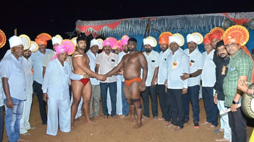 अरूण बोंगार्डे कडून विक्रम शेटे चितपट, शेंडूर येथे गहिनीनाथ ऊरूसानिमित्त कुस्ती मैदान