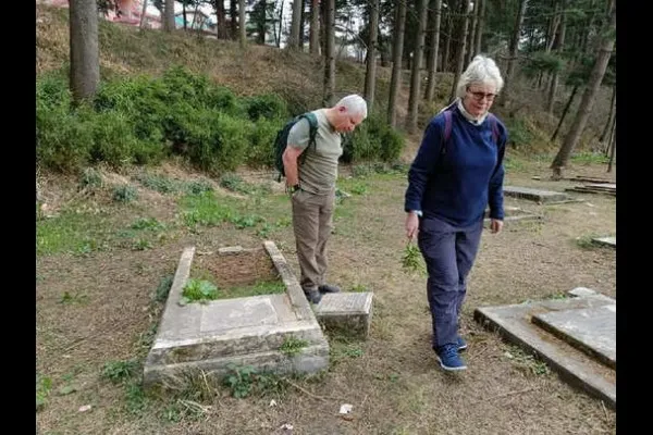 100 वर्षे जुन्या मृत्यू प्रमाणपत्रासाठी ब्रिटिश दांपत्य भारतात