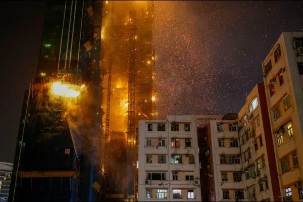 हाँगकाँगमध्ये 42 मजली इमारतीला भीषण आग