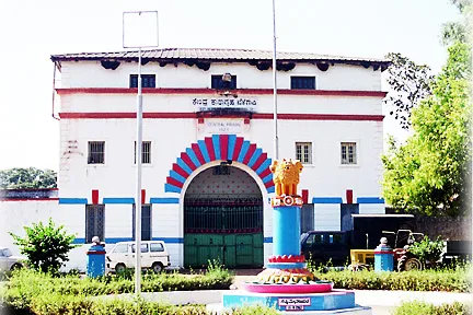 Clash between two prisoners over mobile phone