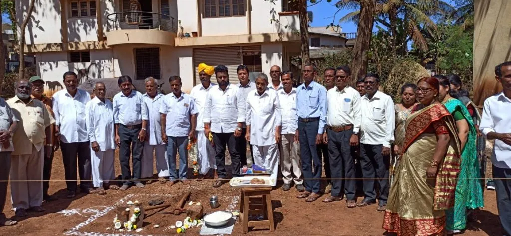 माध्यमिक शाळेच्या नूतन वर्गखोल्या बांधणीसाठी भूमिपूजन