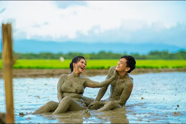 चिखलात प्री-वेडिंग फोटोशूट