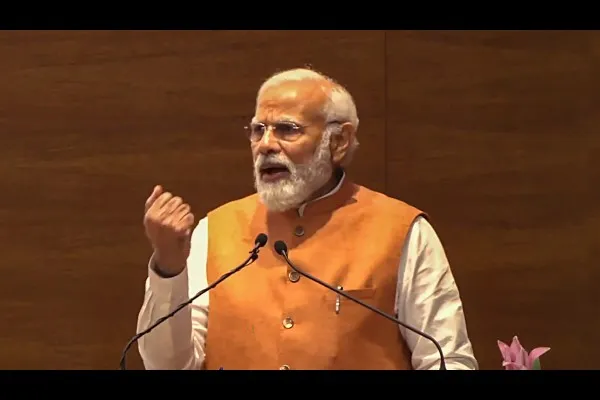 सीमावर्ती गावांचा तरुण-तरुणींनी करावा दौरा