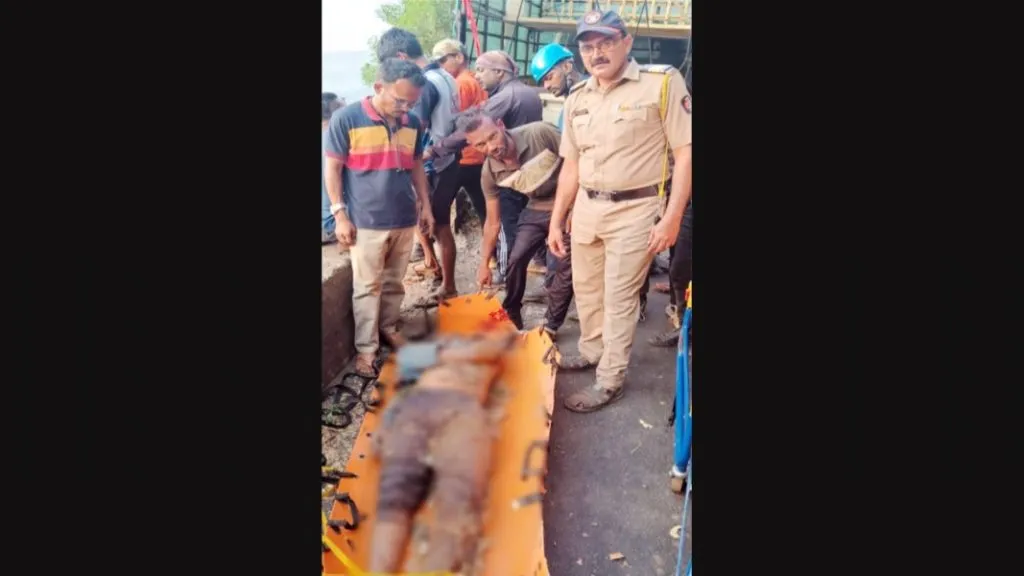 आंबोली घाटात ट्रक कोसळून चालकाचा मृत्यू