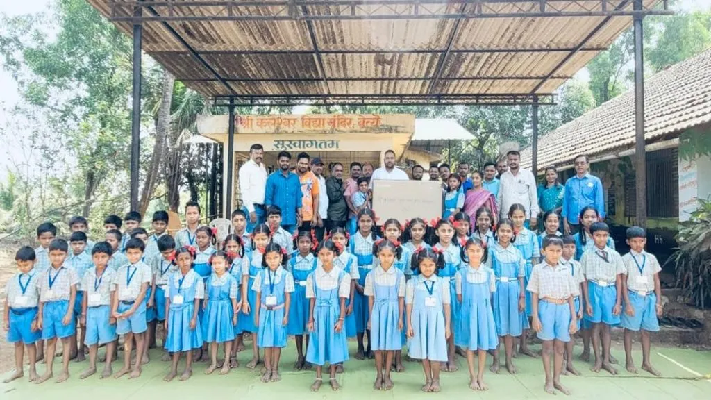 वेत्ये येथील कलेश्वर विद्यामंदिर शाळेला सरपंच गुणाजी गावडे यांच्याकडून स्मार्ट टिव्ही भेट