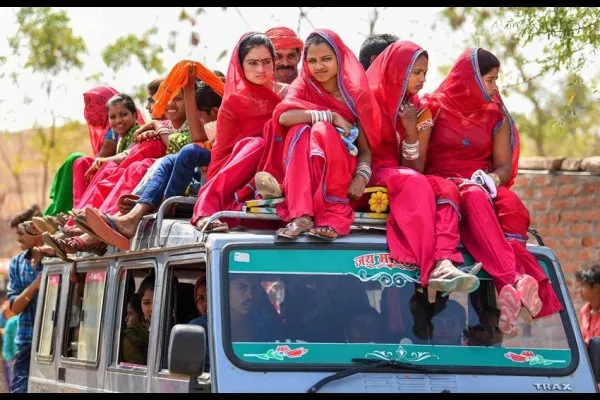 गुलाल लावून करतात जोडीदाराची निवड