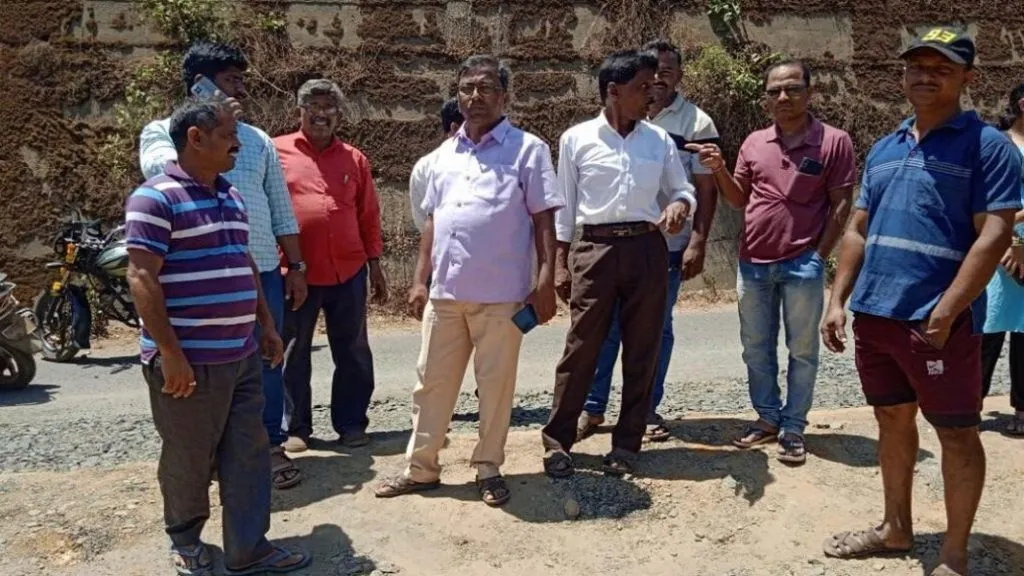 मळगाव येथील रस्त्याचे काम निकृष्ट !