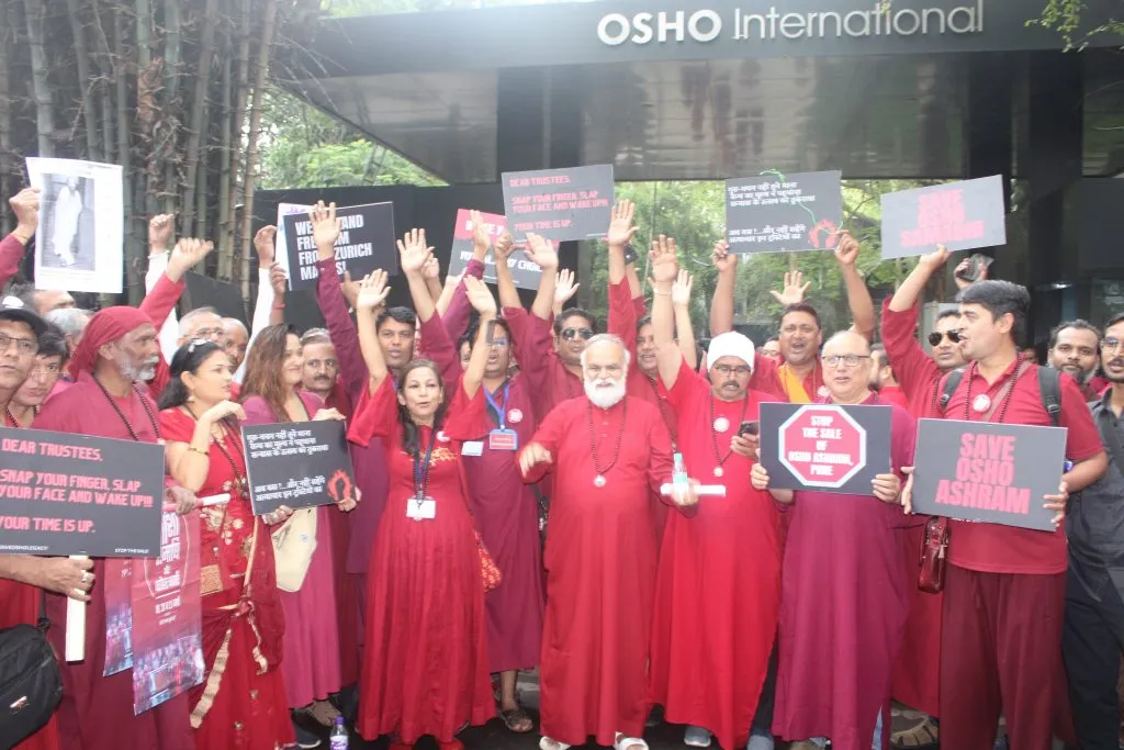 पुण्यात ओशो आश्रमाबाहेर शिष्यांची निदर्शने