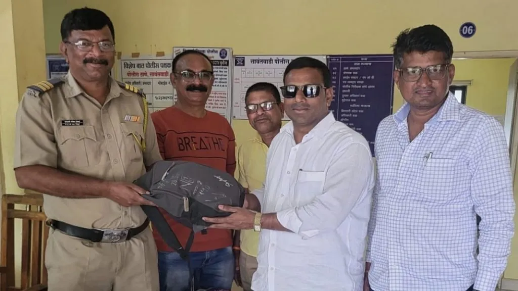 प्रवासादरम्यान रस्त्यात पडलेली बॅग महिलेला परत