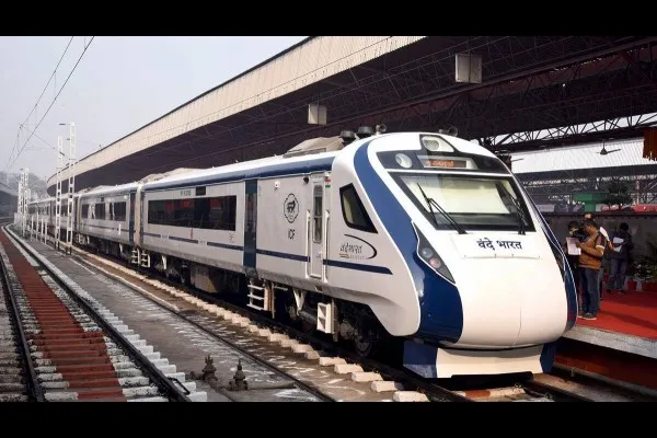 पश्चिम बंगालमध्ये वंदे भारत एक्स्प्रेसवर दगडफेक