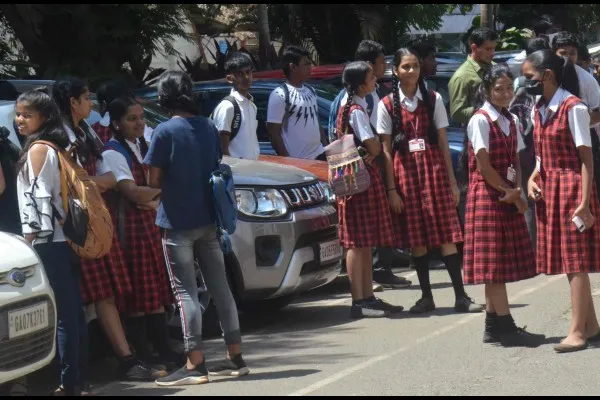 दहावीच्या परीक्षा सुरू