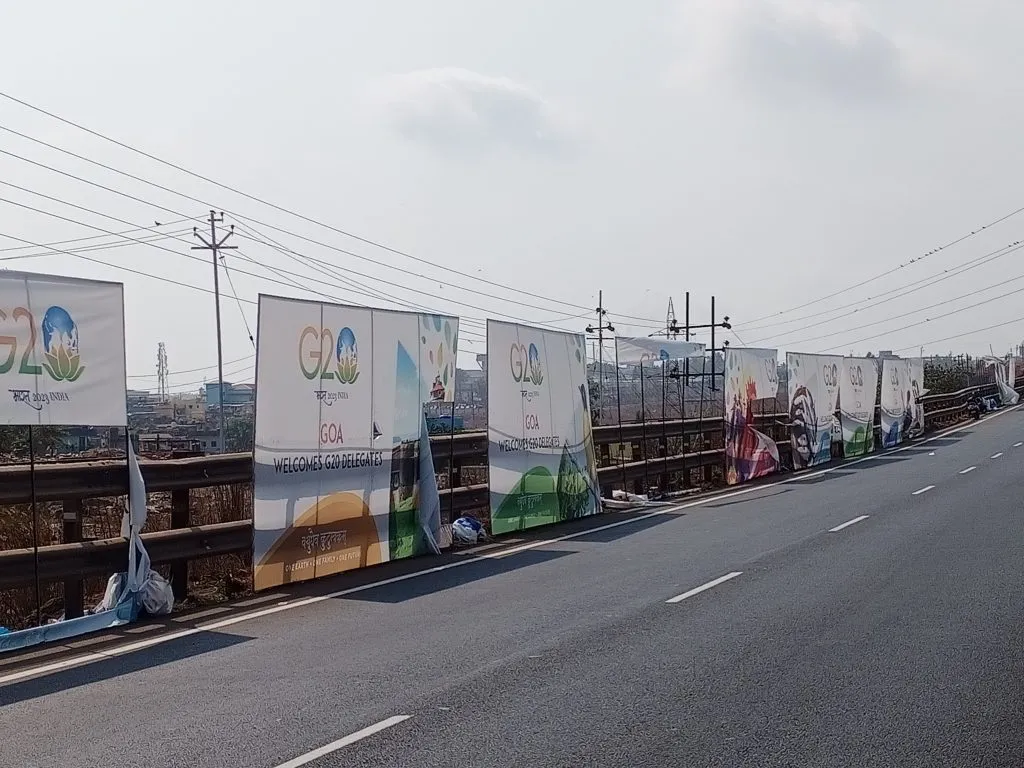 जी 20 शिखर परिषदेच्या फलकांमुळे वाहतुकीला धोका