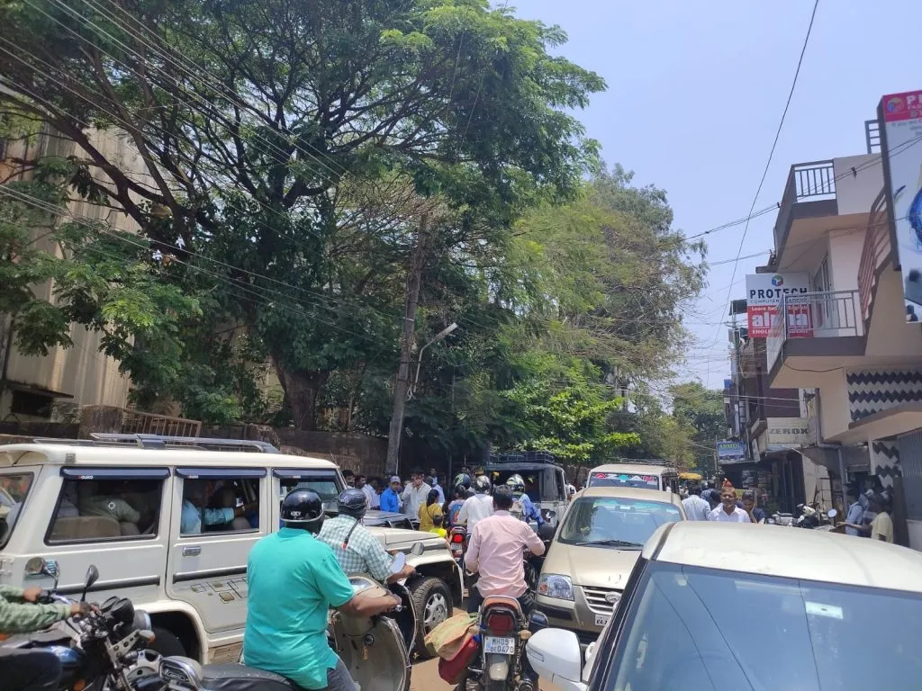 शहरातील अनेक रस्त्यांवर वाहतूक कोंडी