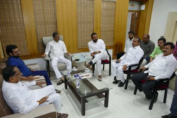 निमंत्रण महानाटय़ाचे पण तर्कवितर्क भाजप प्रवेशाचे