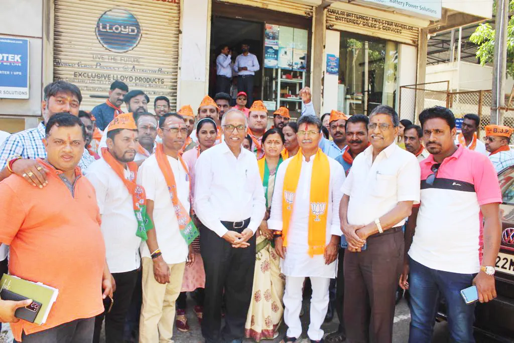 डॉ.रवी पाटील यांचा सदाशिवनगर परिसरात प्रचार