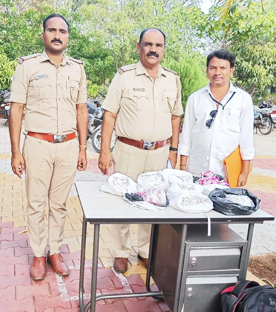 घटप्रभा चेकपोस्टवर 13 लाखांचे चांदीचे दागिने जप्त