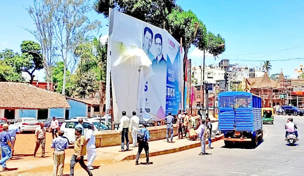 कॅन्टोन्मेंट हद्दीतील होर्डिंग्जवर मनपाकडून कारवाई