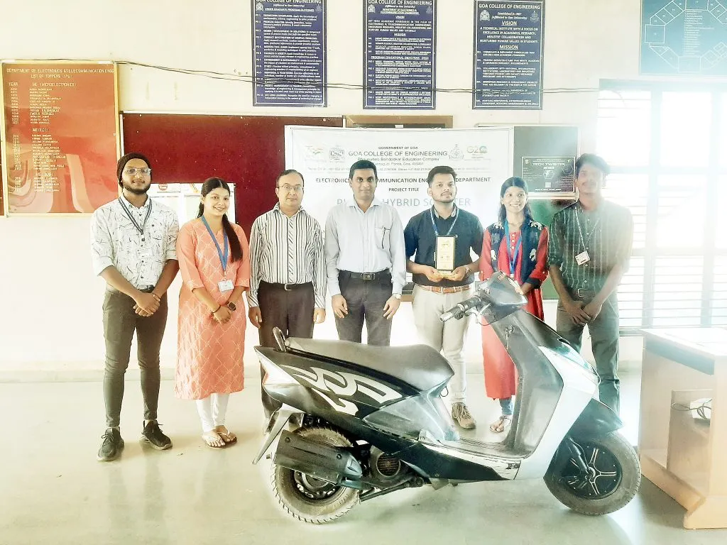 गोवा इंजिनिअरींग कॉलेजच्या विद्यार्थ्यांची ‘ऑन द गो चार्जिंग’ हायब्रिड स्कूटर