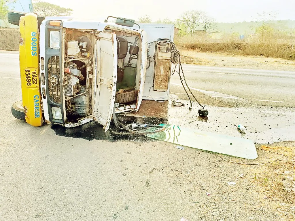 म्हारवासडा-उसगांव येथे मांसवाहू कंटेनर कलंडला