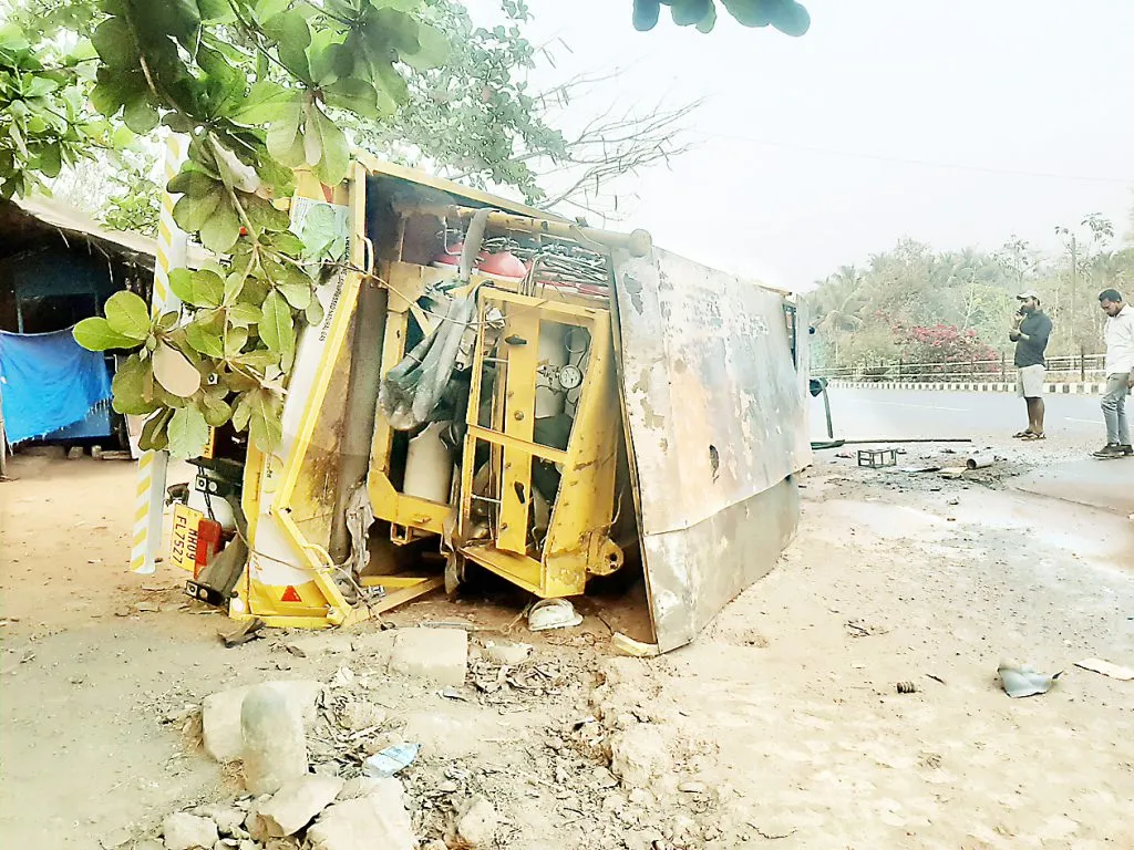 गॅसवाहू ट्रक कलंडला, अनर्थ टळला