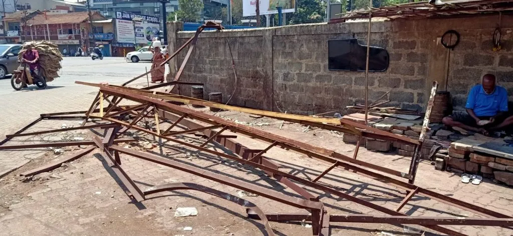 जाहिरात फलक हटले,पण स्ट्रक्चर रस्त्यावरच