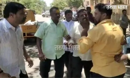 Kolhapur Breacking : संत बाळूमामा देवस्थान ट्रस्टच्या ट्रस्टीमध्ये भर रस्त्यात फ्री स्टाईल हाणामारी