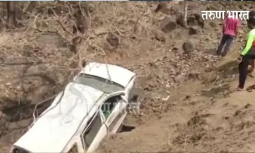 Satara : चालकाचे नियंत्रण सुटल्याने तवेरा गाडी कोसळली दरीत; चालक जागीच ठार