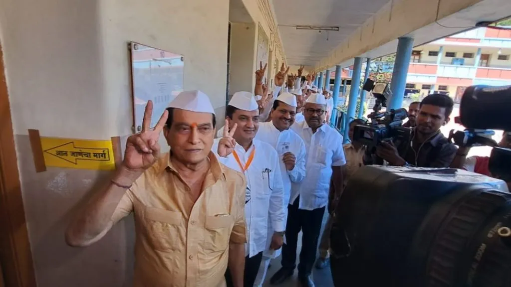 महादेवराव महाडिक आणि धनंजय महाडिकांनी बजावला मतदानाचा हक्क