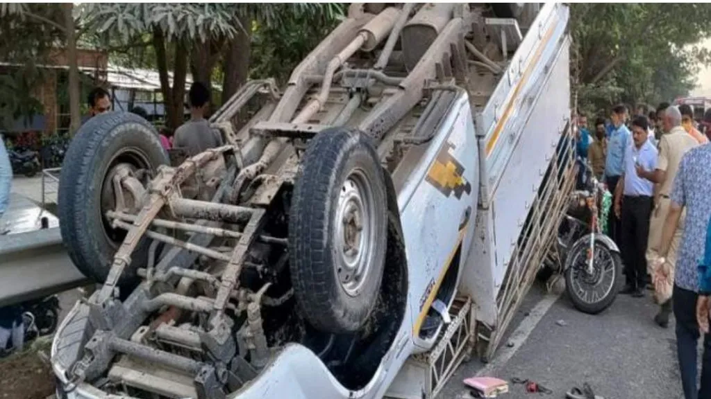 रिफायनरी प्रकल्पा संदर्भात बंदोबस्तासाठी जाणाऱ्या पोलीस वाहनाला अपघात, 17 पोलीस जखमी