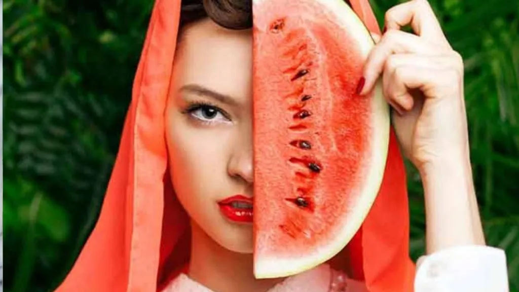 उन्हाळ्यात त्वचेला तजेलदार ठेवण्यासाठी ट्राय करा कलिंगड फेस पॅक