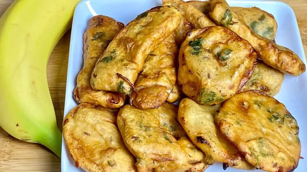 ट्राय करा कच्च्या केळीची स्वादिष्ट भजी