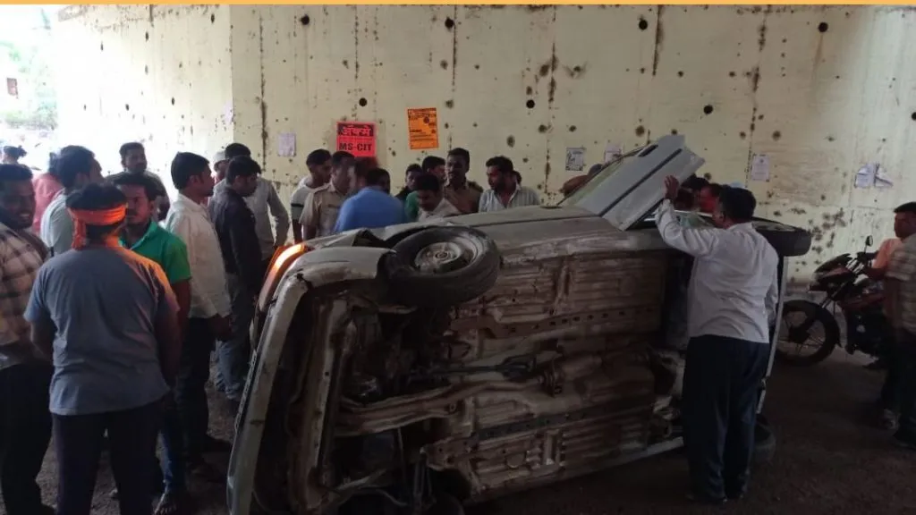 उंब्रज येथे कार व दुचाकीची जोरात धडक; अपघातात महिला गंभीर तर दोघेजण किरकोळ जखमी