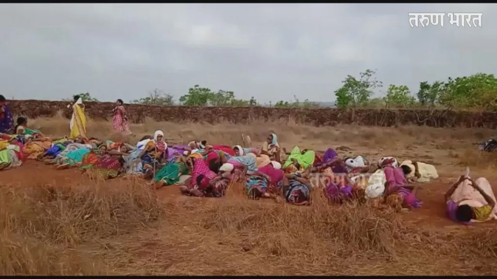 रिफायनरी विरोधासाठी महिलांचे रस्त्यावर झोपून आंदोलन