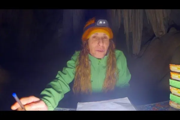 500 दिवस गुहेत वास्तव्य